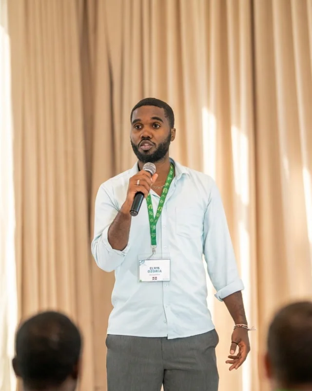 Elvis Ozoria giving a talk